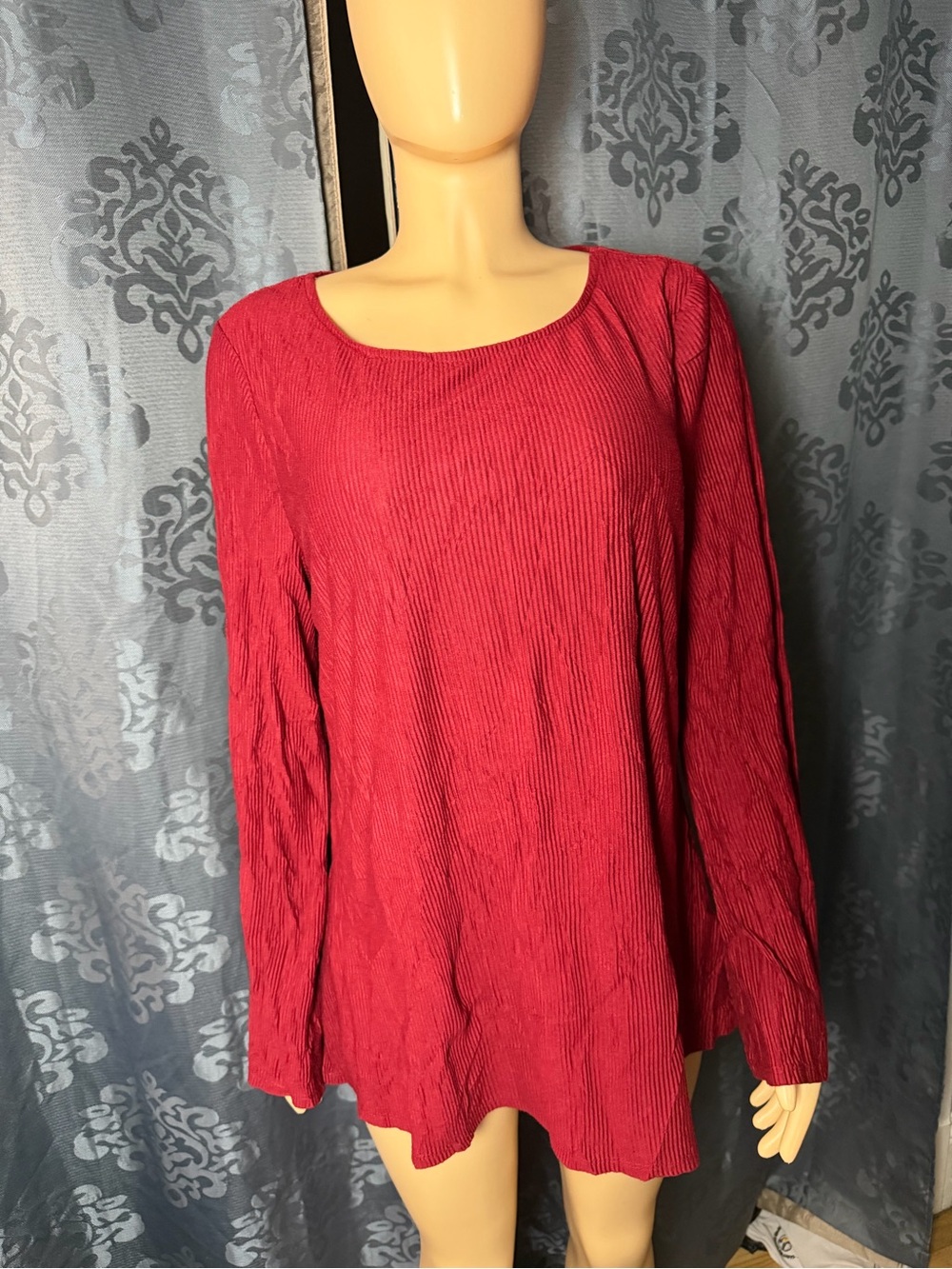 Cable & Gauge Crinkled Long Sleeve Scoop Neck Top in Red
